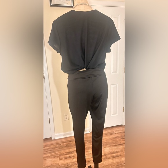 Guess Outfit: 2 PIECE:Top & Leggings - Picture 4 of 16